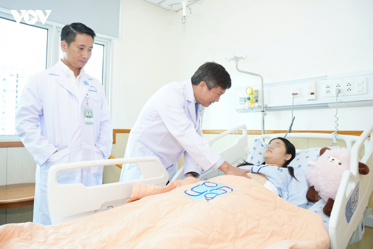 Điều trị thành công cho bệnh nhân 18 tuổi bị ung thư dạ dày di căn